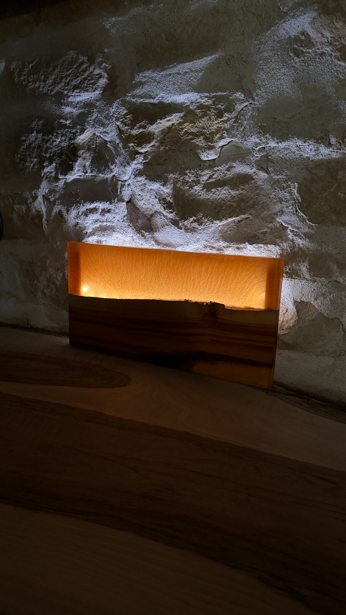 Lampe murale en bois et résine epoxy