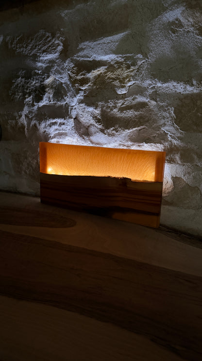 Lampe murale en bois et résine epoxy