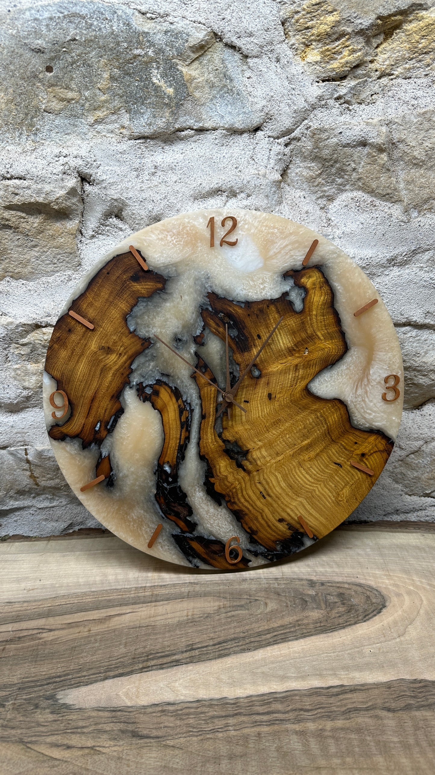 horloge en murier et résine époxy