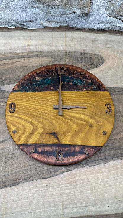 horloge en murier et résine époxy
