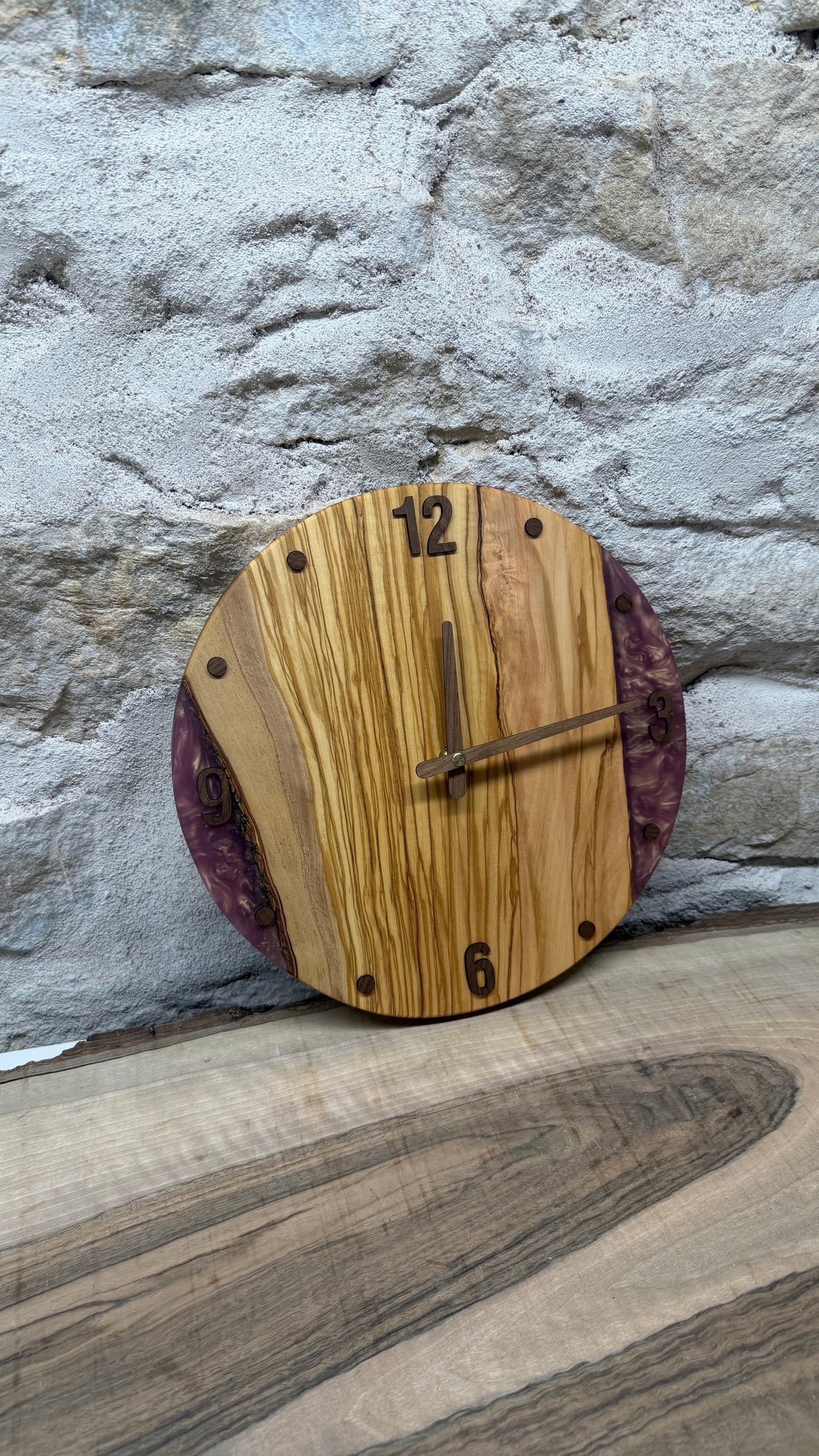 horloge en olivier et résine époxy