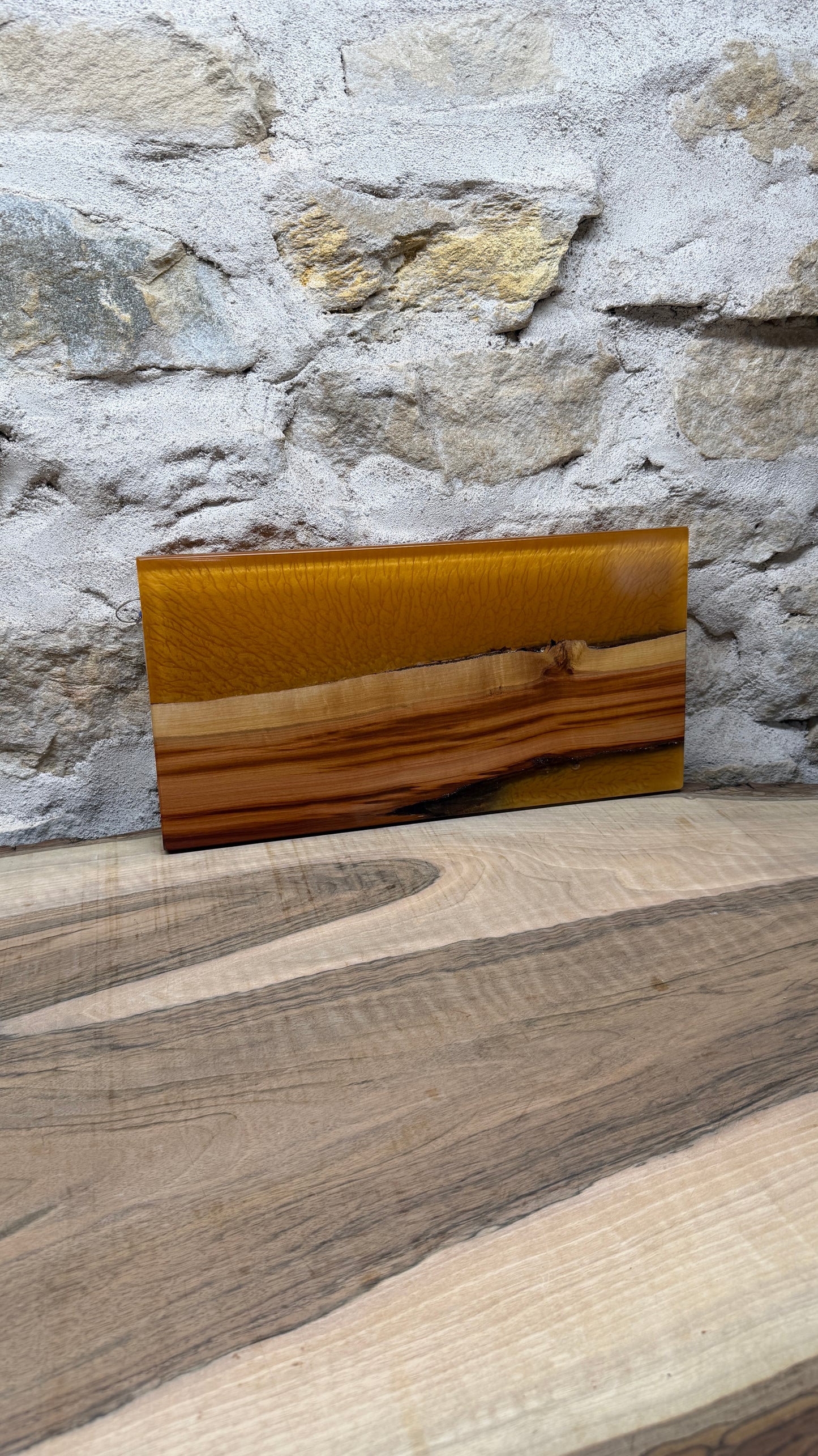 Lampe murale en bois et résine epoxy