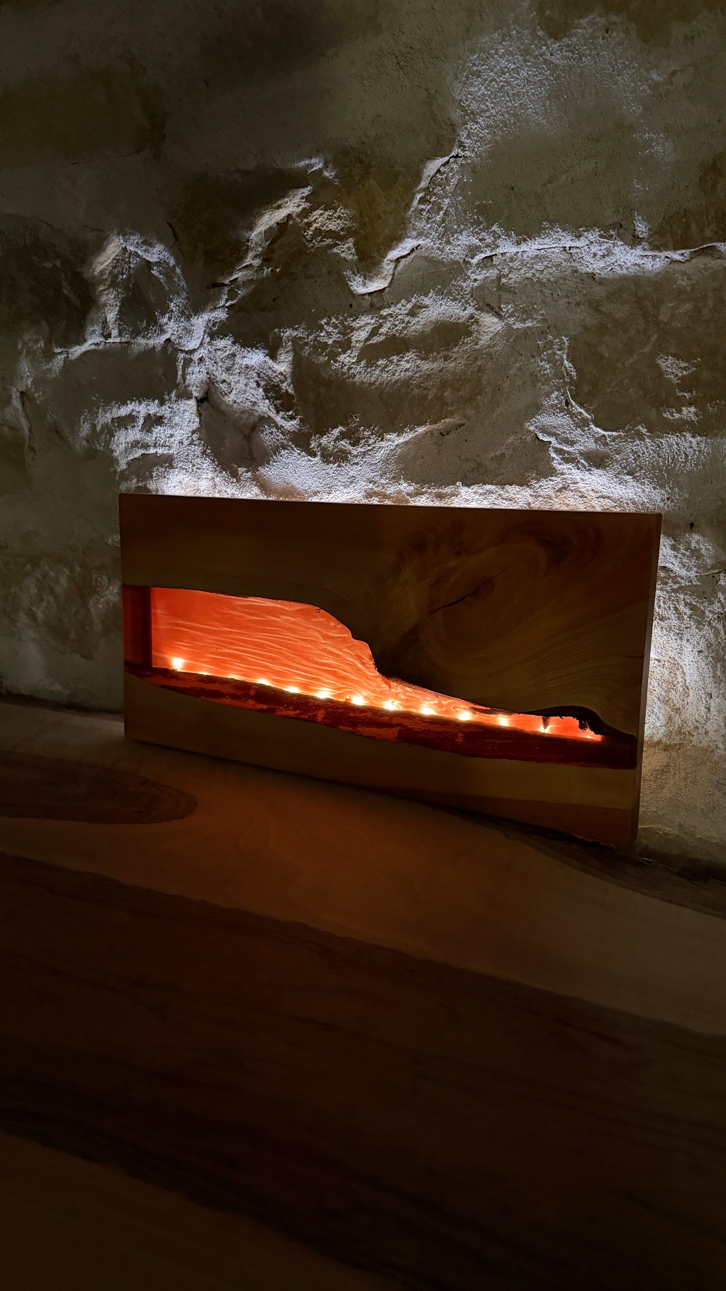 Lampe murale en bois et résine epoxy