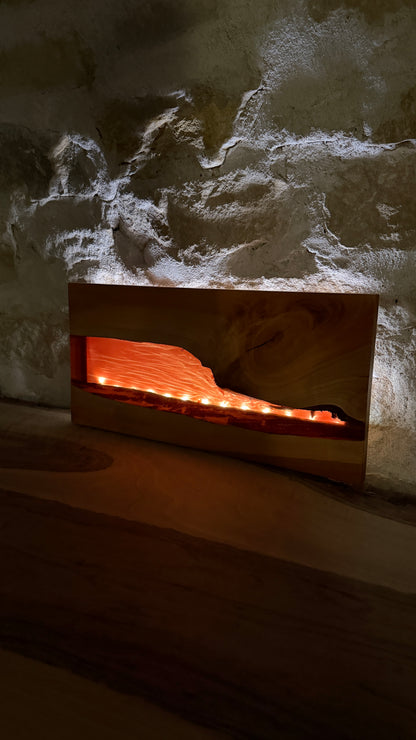 Lampe murale en bois et résine epoxy