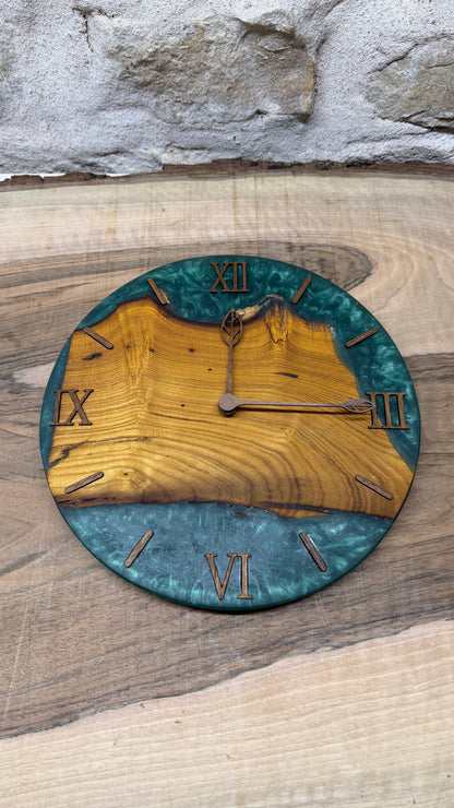 horloge en murier et résine époxy
