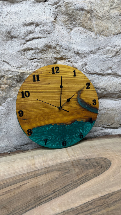 horloge en murier et résine époxy