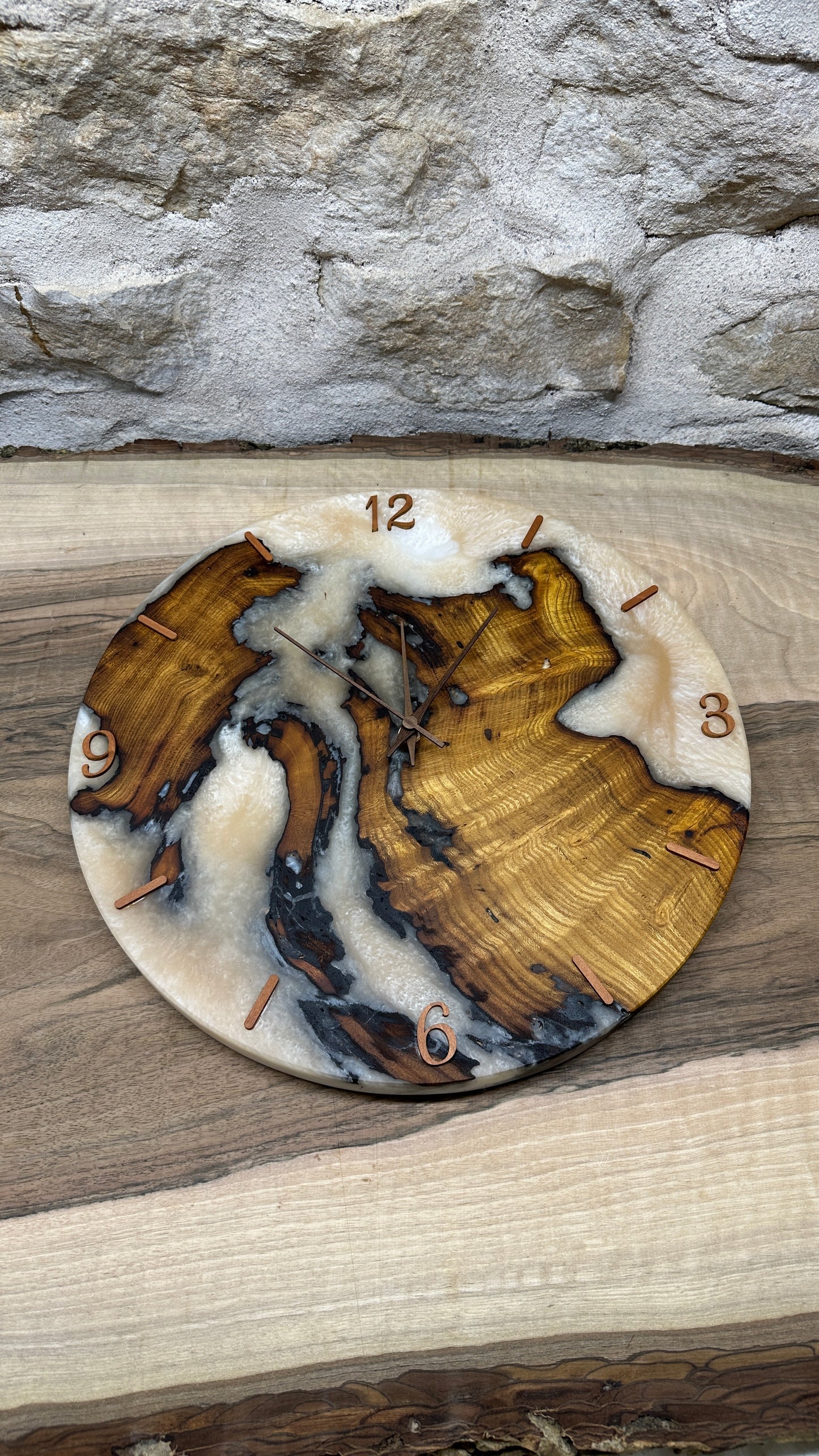 horloge en murier et résine époxy