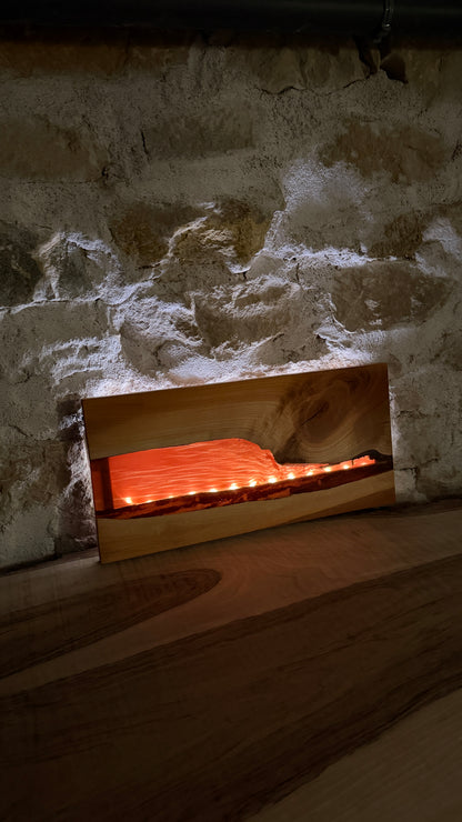 Lampe murale en bois et résine epoxy