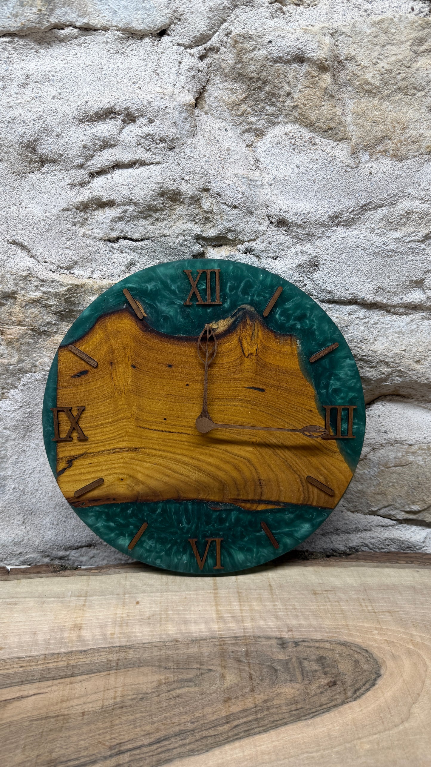 horloge en murier et résine époxy