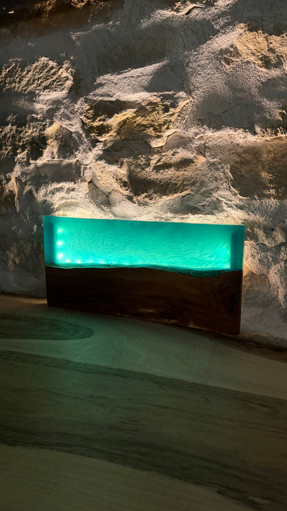 Lampe murale en bois et résine epoxy