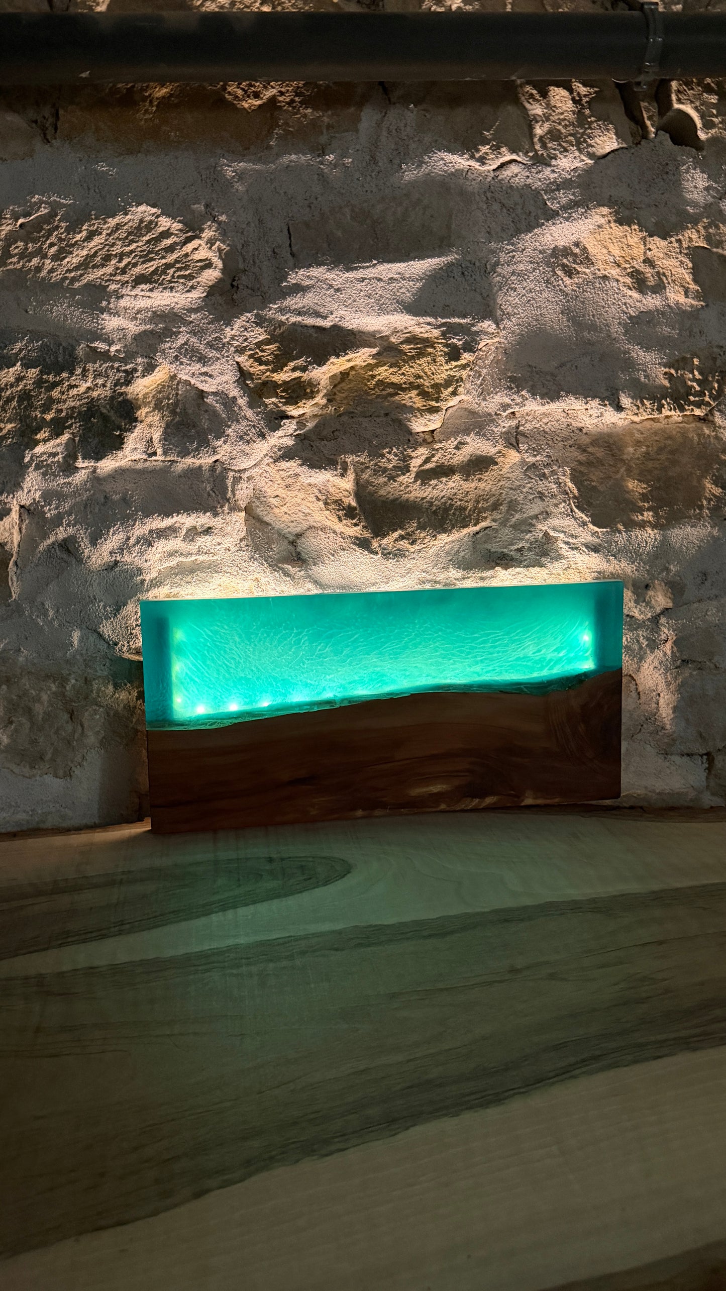 Lampe murale en bois et résine epoxy