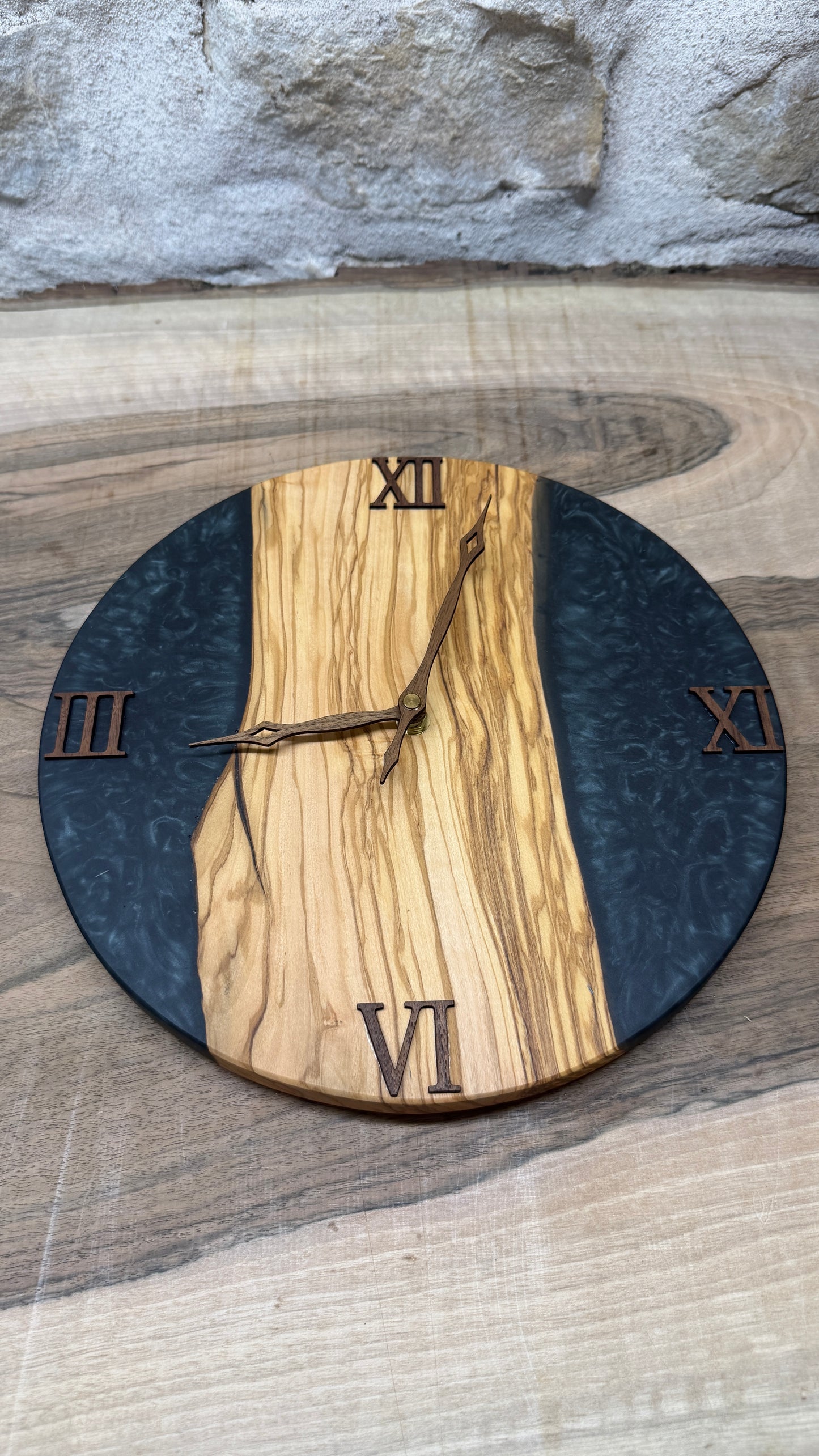 horloge en olivier et résine époxy