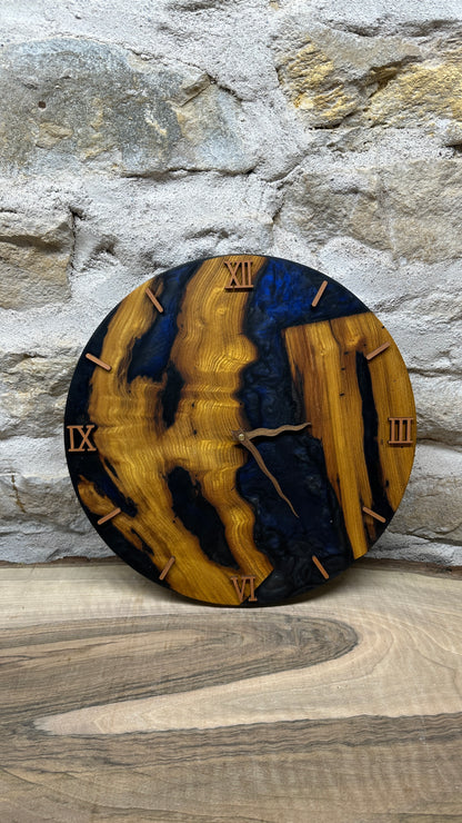 horloge en murier et résine époxy
