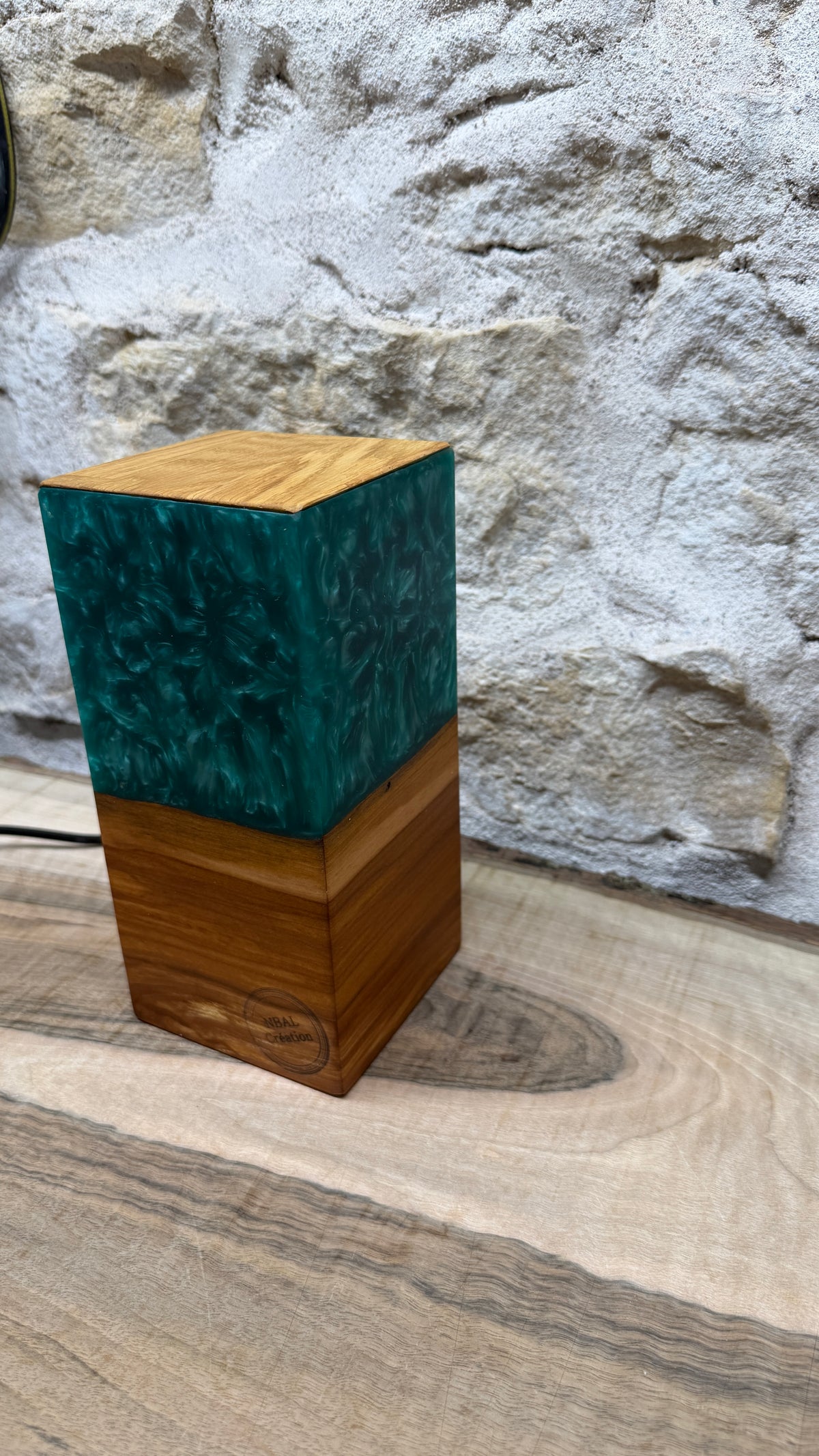 Lampe en pommier/résine époxy