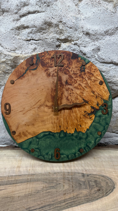 Horloge en loupe d’aulne