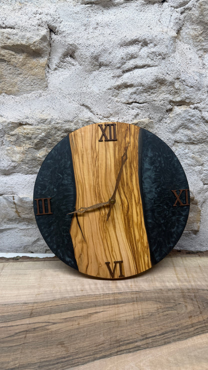horloge en olivier et résine époxy