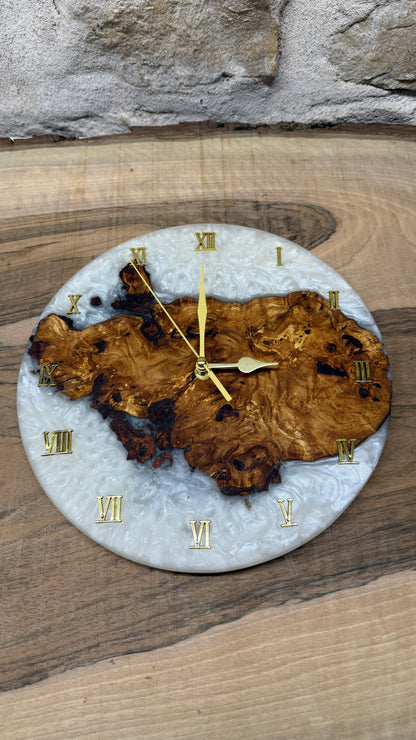 Horloge en poirier