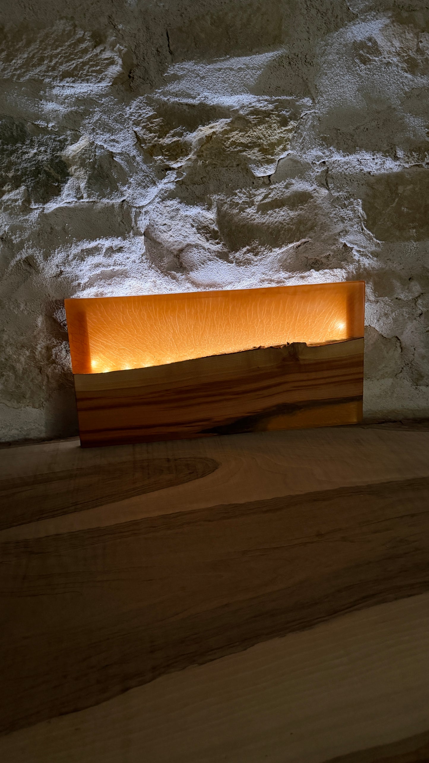 Lampe murale en bois et résine epoxy