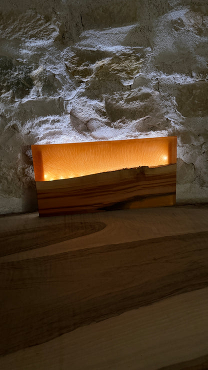 Lampe murale en bois et résine epoxy