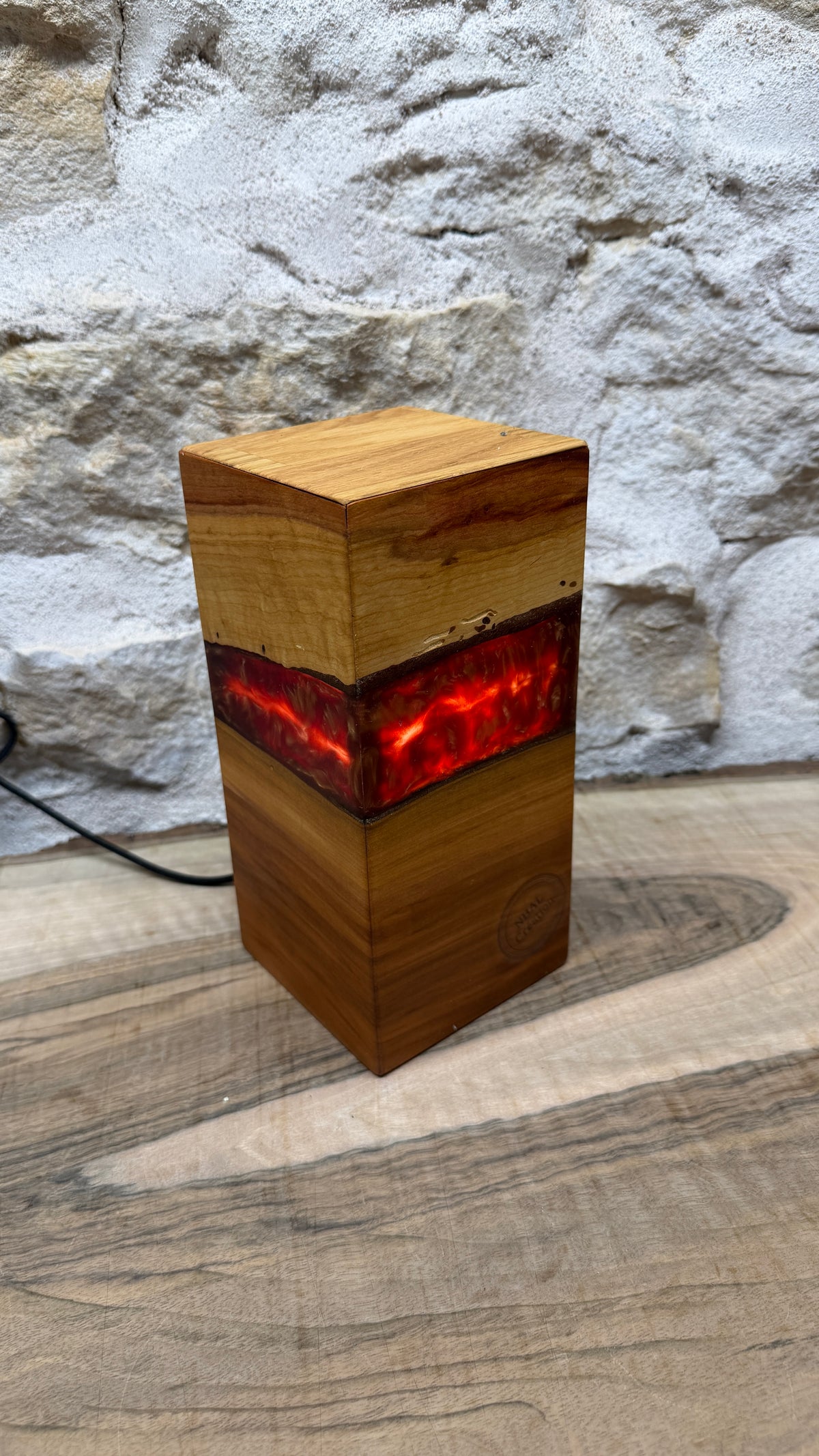 Lampe en pommier/résine époxy
