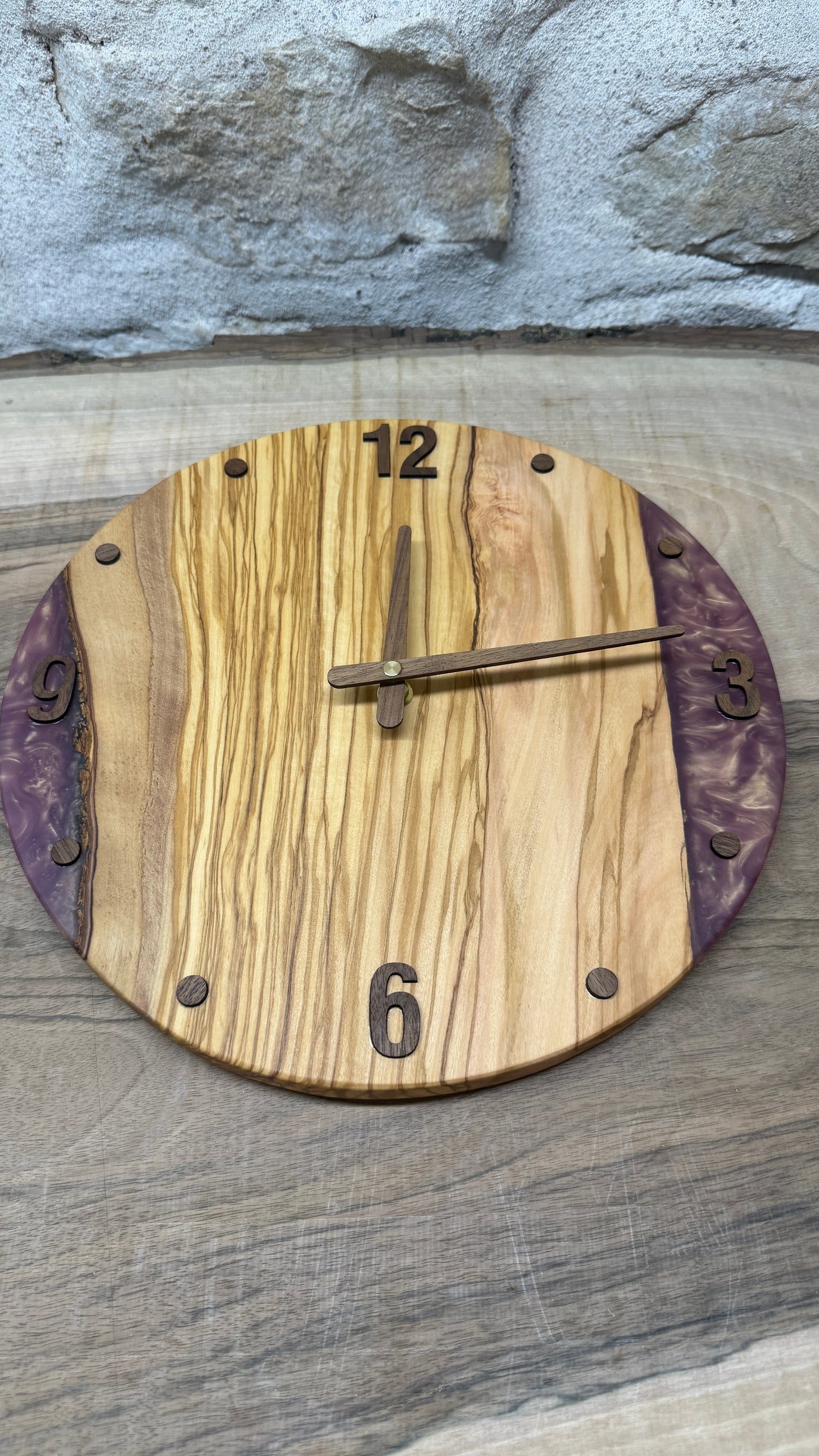horloge en olivier et résine époxy