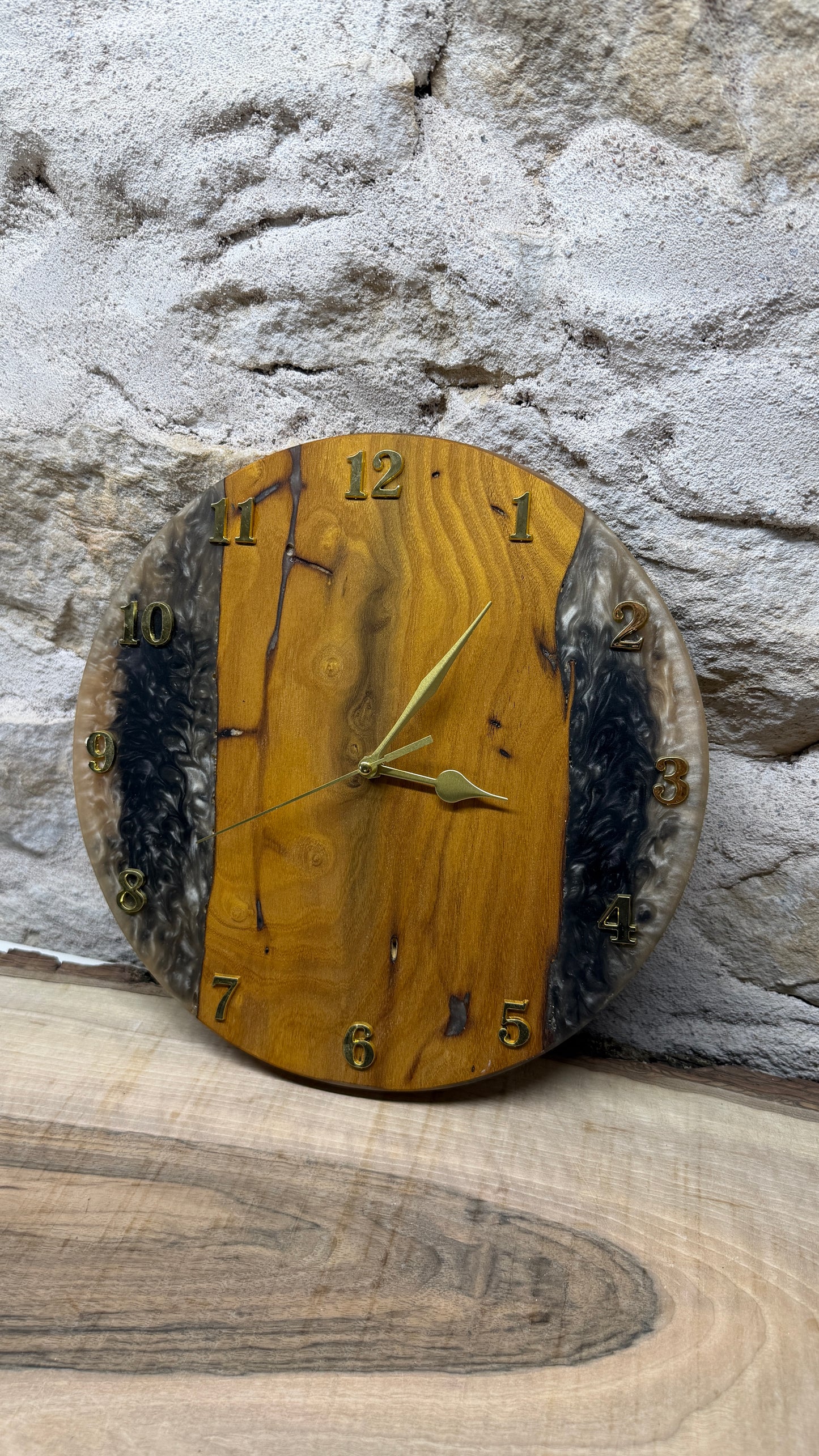 horloge en murier et résine époxy
