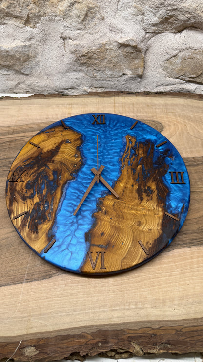 horloge en murier et résine époxy