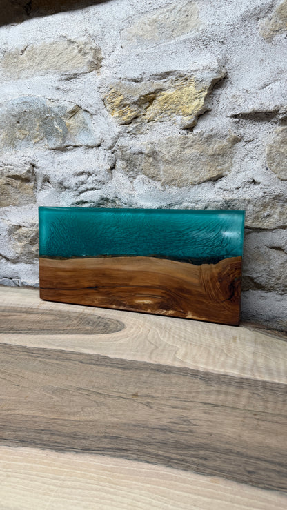 Lampe murale en bois et résine epoxy