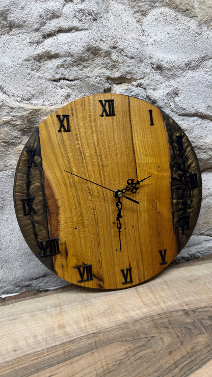 horloge en murier et résine époxy