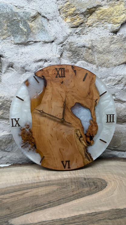 Horloge en loupe d’aulne