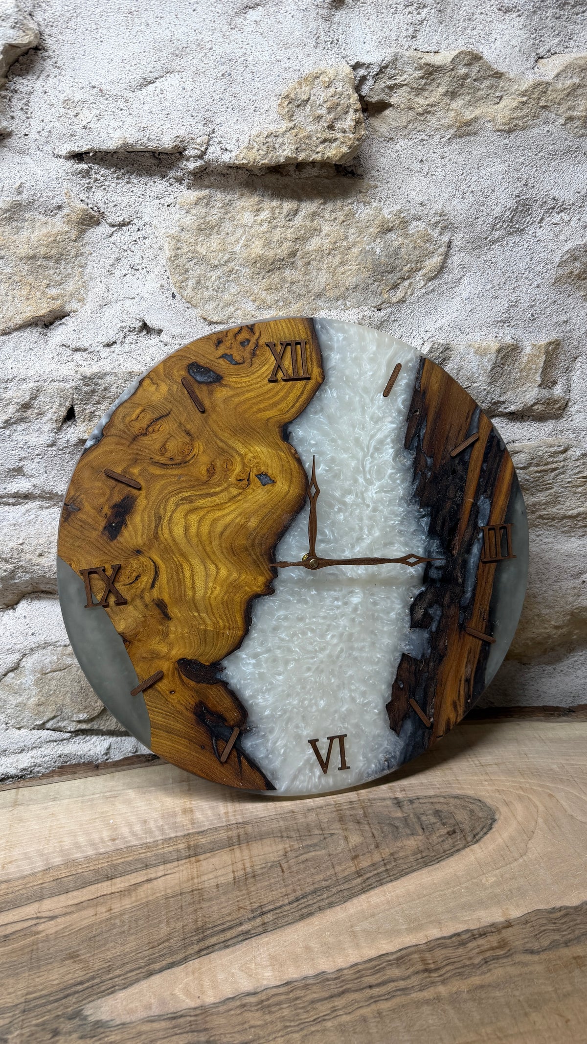 horloge en murier et résine époxy