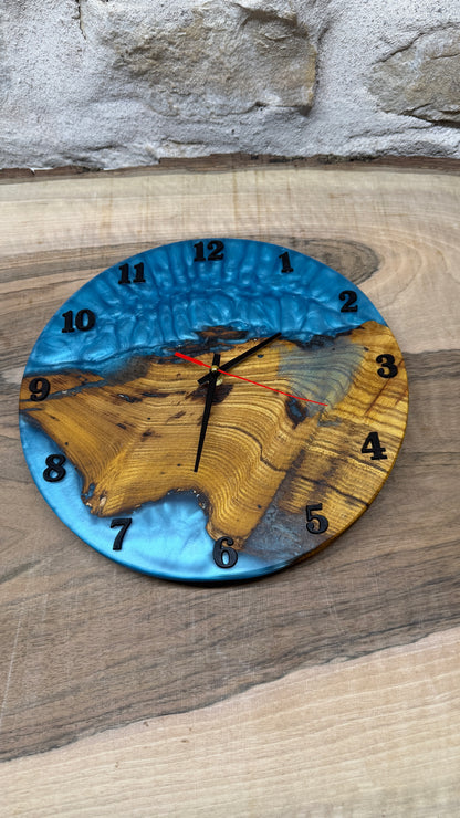 horloge en murier et résine époxy