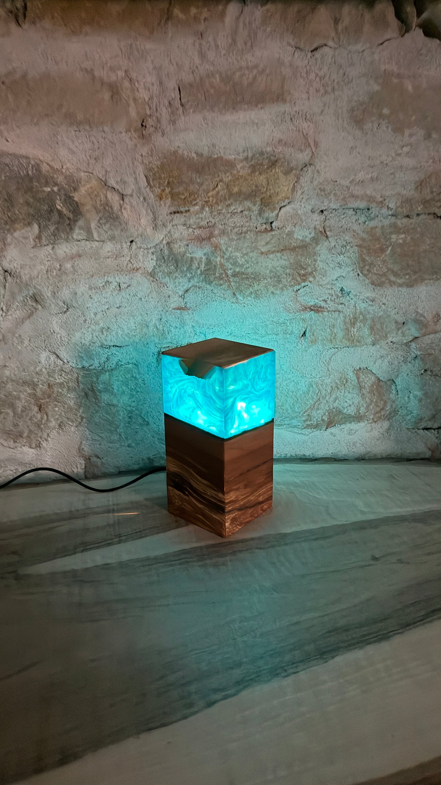 Lampe en pommier/résine époxy
