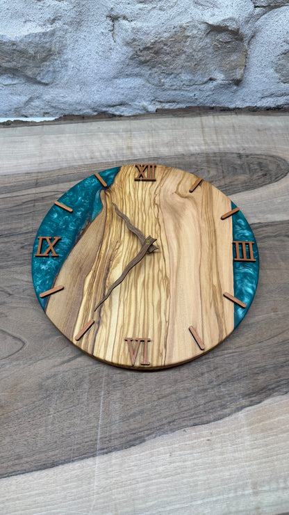 horloge en olivier et résine époxy