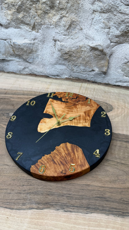 Horloge en loupe d’aulne