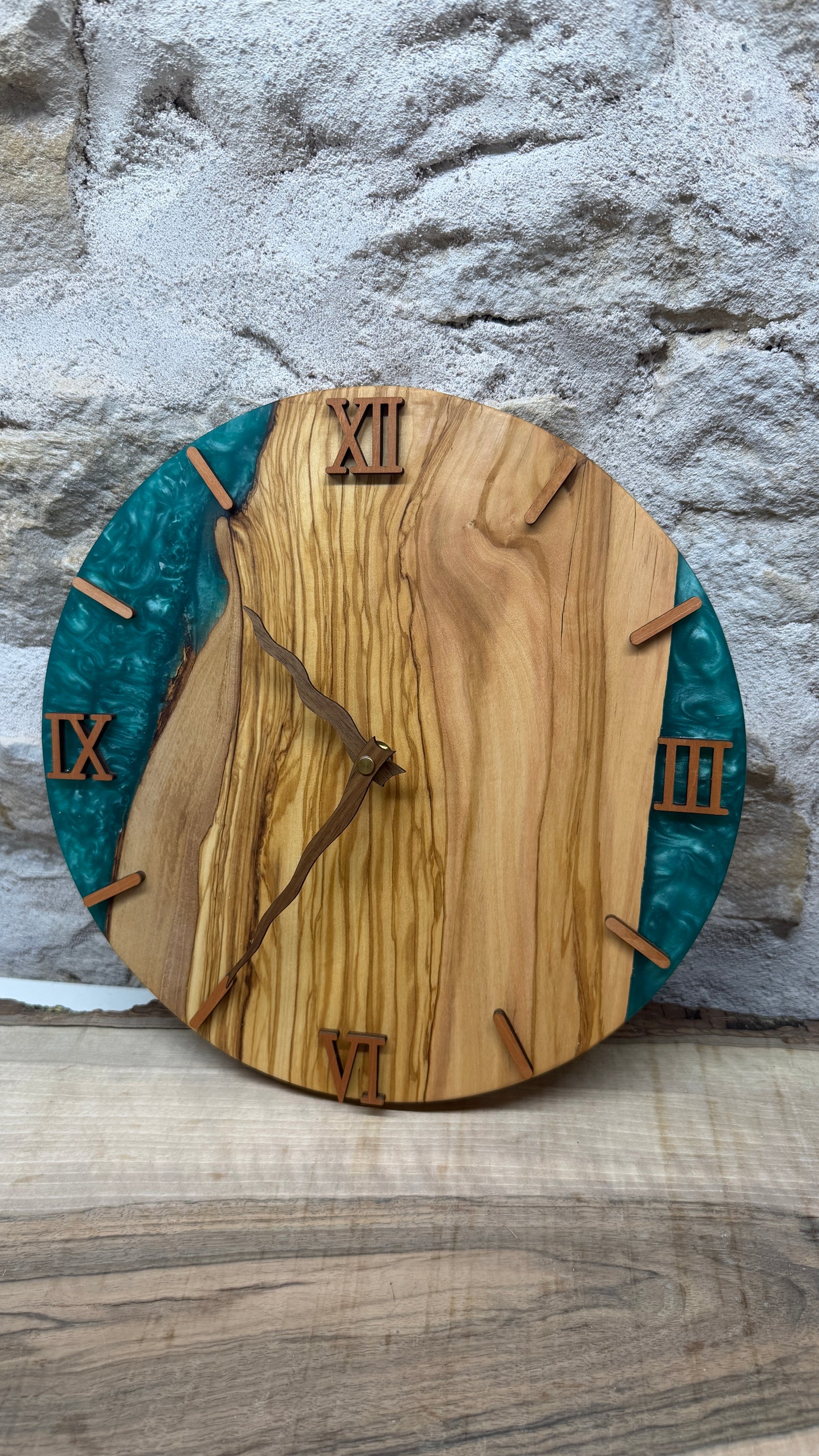 horloge en olivier et résine époxy