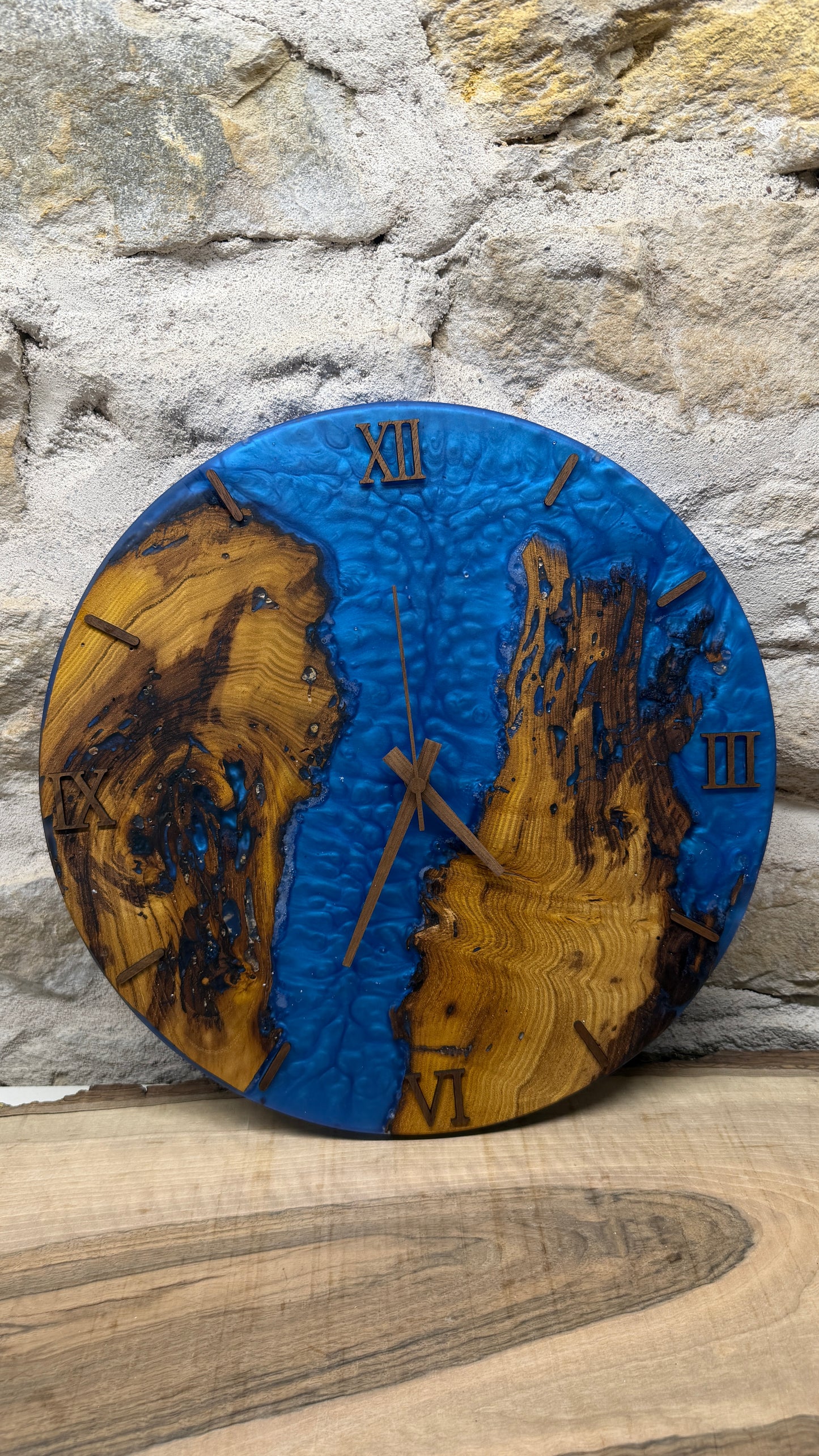 horloge en murier et résine époxy