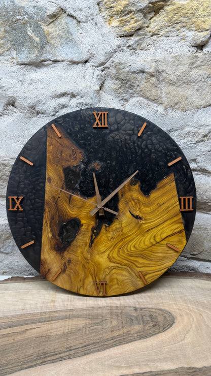 horloge en murier et résine époxy