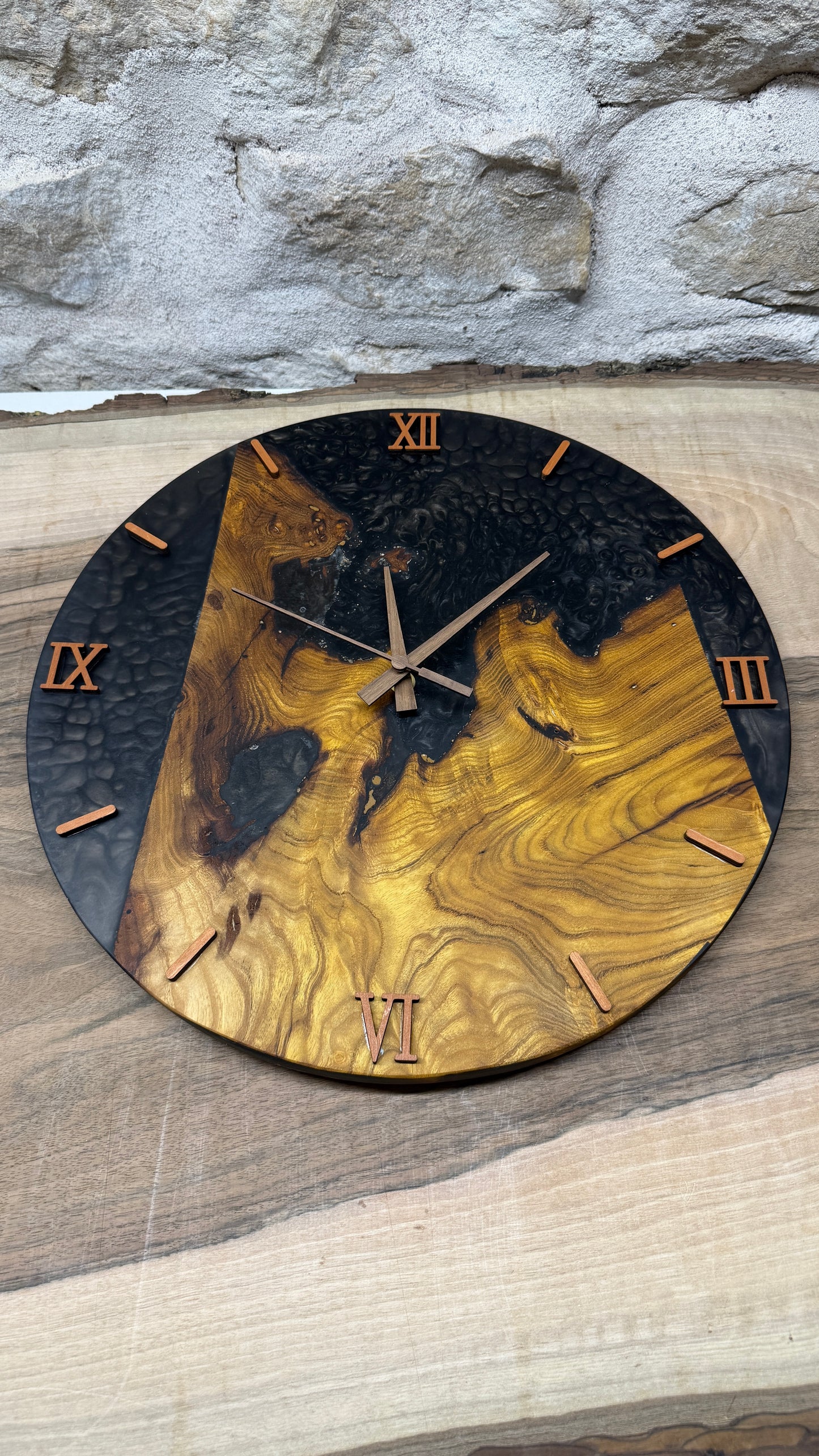 horloge en murier et résine époxy