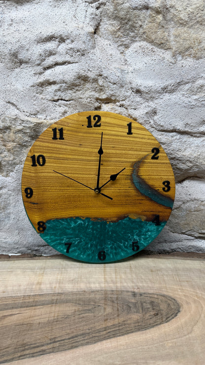 horloge en murier et résine époxy