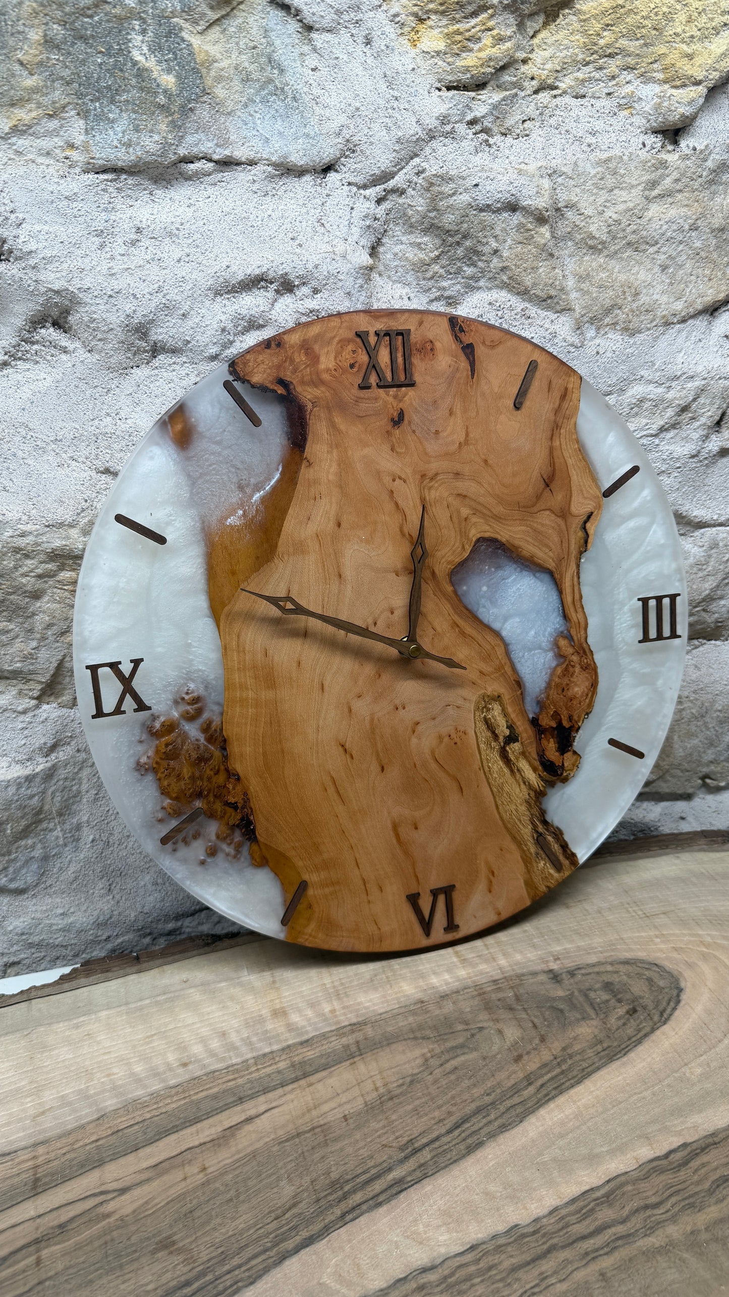 Horloge en loupe d’aulne