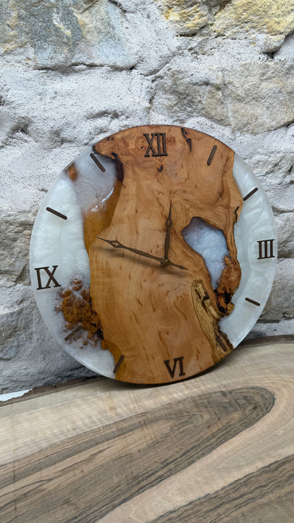 Horloge en loupe d’aulne