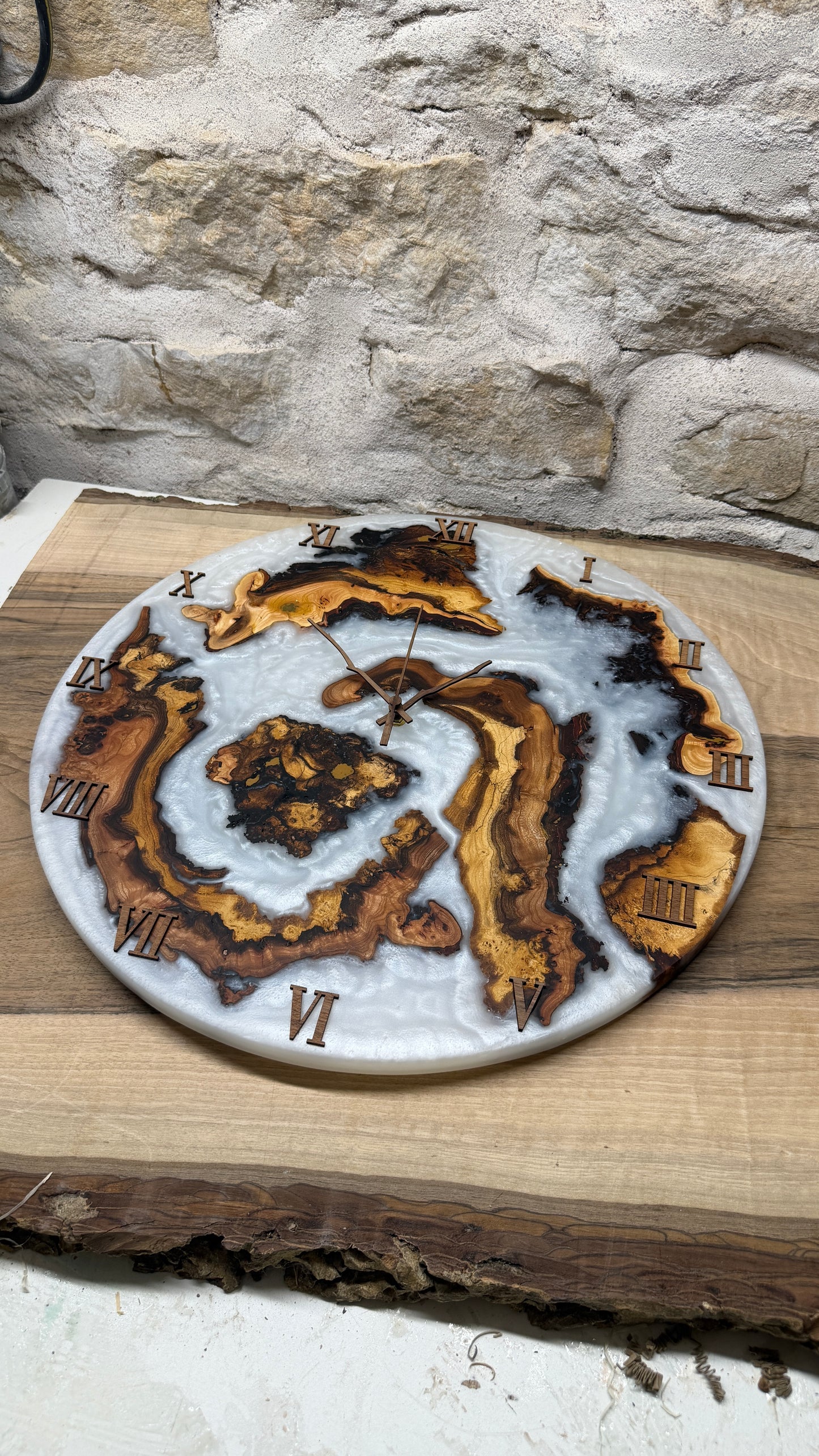 Horloge en orme noir