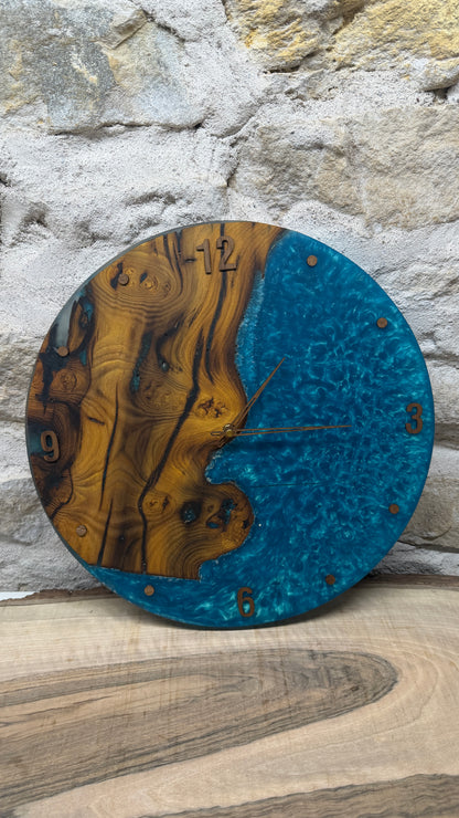 horloge en murier et résine époxy
