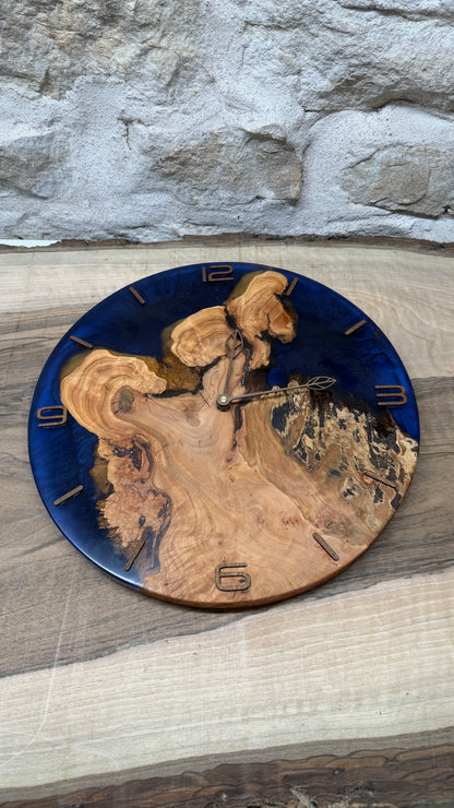 Horloge en loupe d’aulne