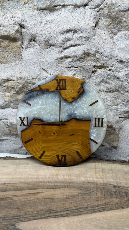 horloge en murier et résine époxy