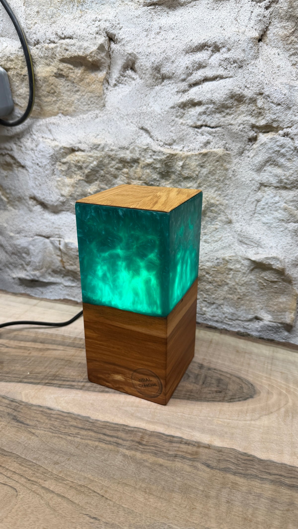 Lampe en pommier/résine époxy
