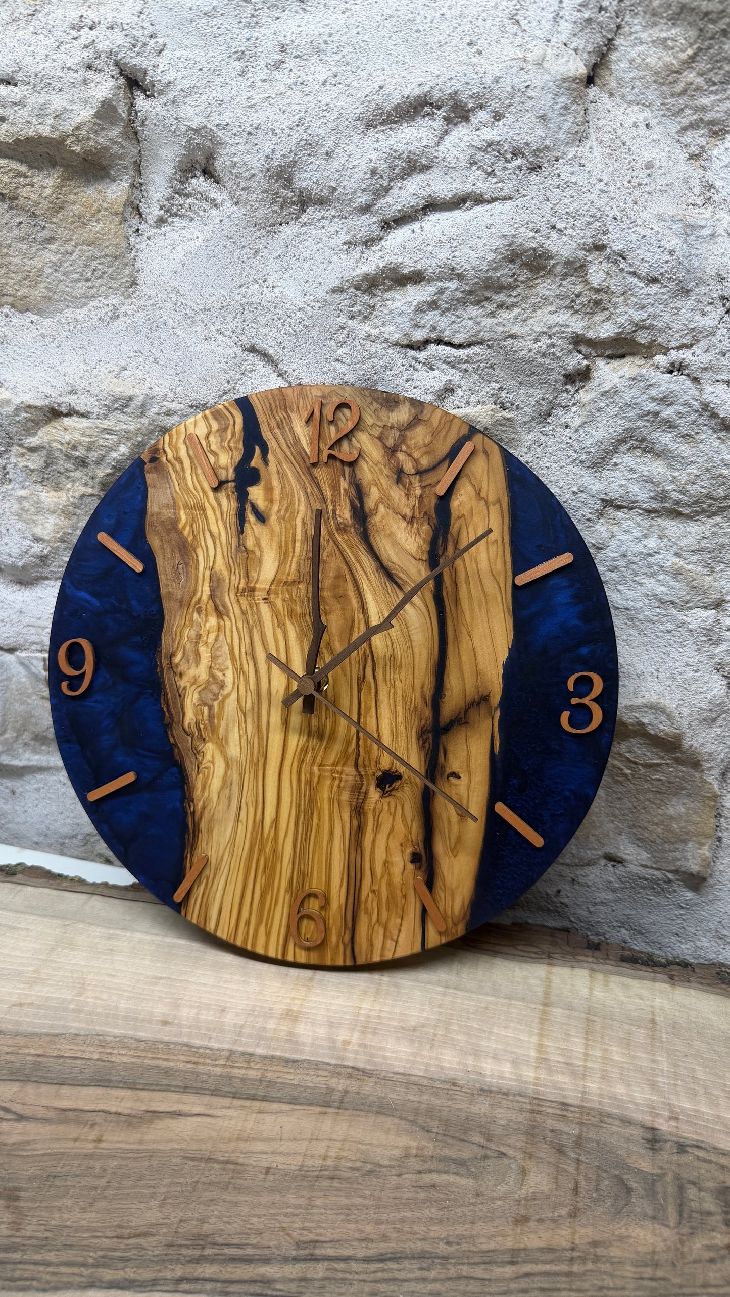 horloge en olivier et résine époxy