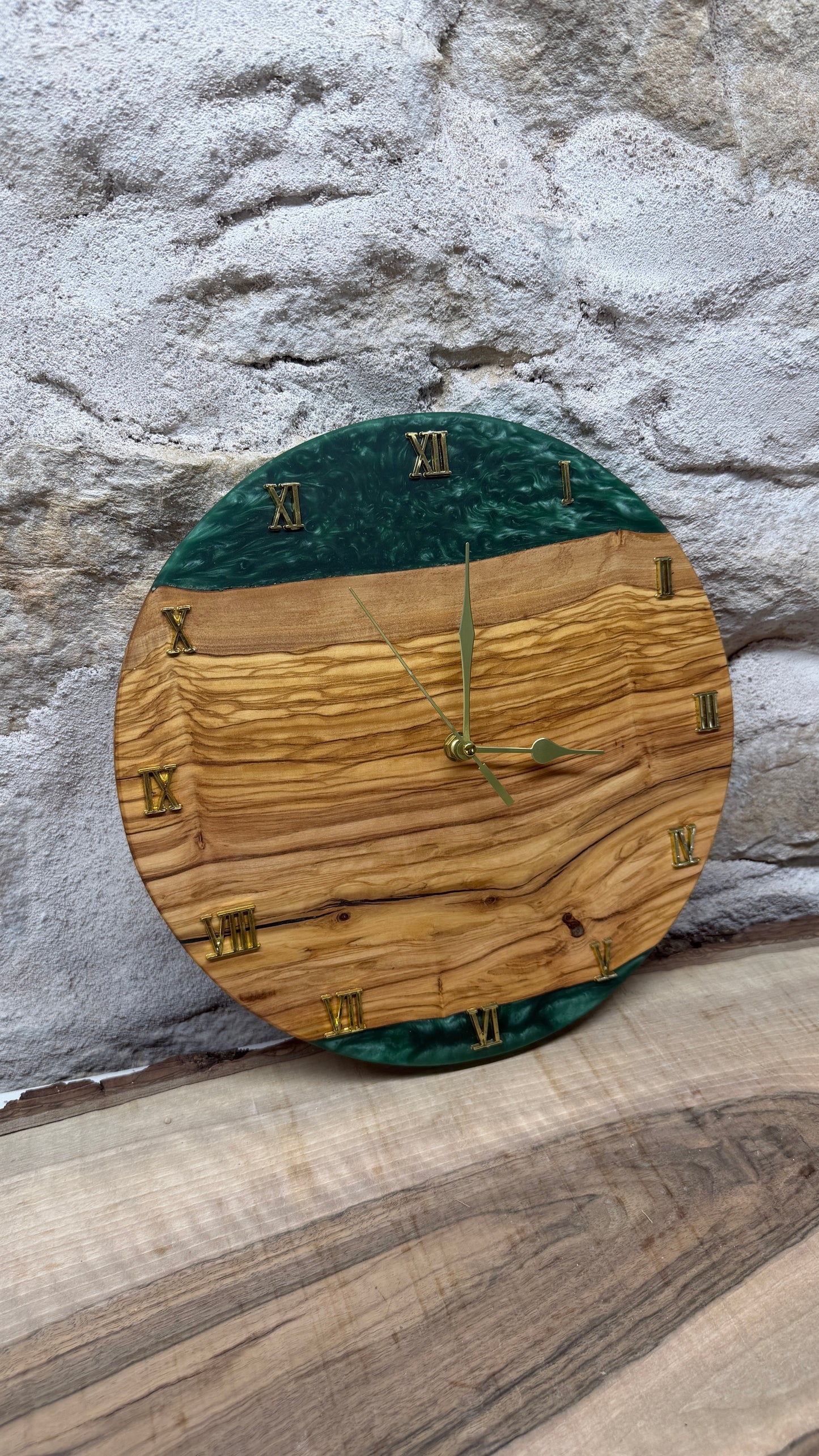 horloge en olivier et résine époxy