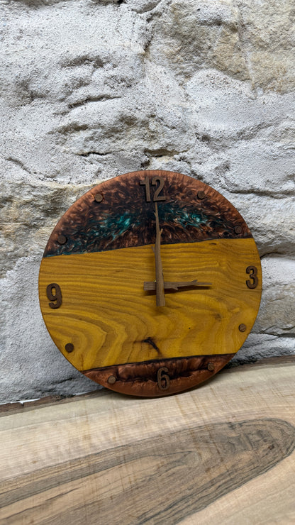 horloge en murier et résine époxy
